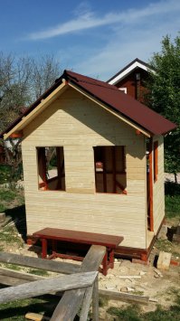 норм , я тоже год назад порукожопил. потом морилка, ставни и т.д.
только окна так и не сделал, стекло страшно ставить, оргстекло никак не закажу.