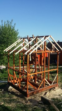 норм , я тоже год назад порукожопил. потом морилка, ставни и т.д.
только окна так и не сделал, стекло страшно ставить, оргстекло никак не закажу.