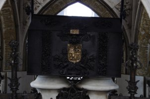 "Маяк Колумба" Доминиканская республика.Сооружение выполнено в виде креста и изготовлено из железобетона. Размеры: высота — 33 м, ширина — 44 м, длина — 310 м. Сбоку выглядит, как многоступенчатая индейская пирамида, сверху — как крест. Считается что внутри урна с останками Колумба. 
Раз в год включаются прожектора направленные в небо и проецируют огромный крест. Впечатляющее сооружение