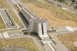 "Маяк Колумба" Доминиканская республика.Сооружение выполнено в виде креста и изготовлено из железобетона. Размеры: высота — 33 м, ширина — 44 м, длина — 310 м. Сбоку выглядит, как многоступенчатая индейская пирамида, сверху — как крест. Считается что внутри урна с останками Колумба. 
Раз в год включаются прожектора направленные в небо и проецируют огромный крест. Впечатляющее сооружение