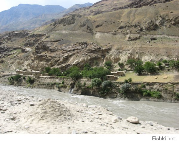 Таджикистан и Афганистан вдоль реки Пяндж.
