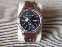 К сожалению сейчас Луч делает... ну скажем не такие качественные часы как раньше.
Купил я себе в прошлом году когда у нас проходил ЧМ по хоккею часы вот такие. Автоподзавод, все дела. Но почему-то нет блокировки завода, то есть заводить их нужно не более скольки-то там поворотов колесика. Блин, XXI век на дворе, а я должен колесико считать. В инструкции написано, что если носить целый день, то можно не заводить, а если не носить - то 10-15 поворотов хватает на день. Фигу. Носишь + 10 поворотов. тогда доживают до утра как раз чтобы снова надеть. Купил их в мае. В январе остановились и идти отказались, только если болтать рукой, тогда шли пару секунд. Пришлось нести в ремонт по гарантии. Вроде починили, сейчас идут.
Да, ремешок - отстой. Петля растянулась в первый же день.
Вобщем задумка отличная, дизайн мне нравится, но качество - ппц. Стыдно перед иностранцами, которые их себе купили (где-то $150) на тот момент.