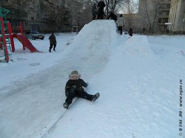 У нас во дворе(Оренбург, Бресткая 30), пенсионер, мой сосед - татарин, добрейший Человек с САМОЙ БОЛЬШОЙ буквы, каждую зиму строил детям большую снежную горку. И строил её до тех пор, пока в домоуправлении не увидел нечаянно ежегодное списание денег (наверно в карман руководителю ЖКХ) за постройку этой самой горки. А там вызов тяжелой техники, работа бригады, неделя общей работы, ежечасовой полив и всё такое ...