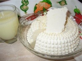 Доводилось пробовать осетинские пироги. Вкуснятина необыкновенная. 
И сыр тоже.. Делается он очень быстро. В подогретое молоко добавляется пепсин ( ренин) - порошок из пленки куриных желудков.  Свернутое молоко выливается на материю, разложенную на сите, чтобы отошла сыворотка. Потом под пресс и все, вкуснейший сыр готов. Его можно и кушать, и делать пироги.