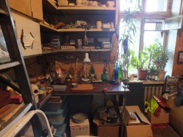 Да, пожалуй большее пространство чем в квартире это основное преимущество частного дома. А моя "мастерская" сейчас совсем в грустном состоянии, только я расчищу её от всякого хлама, маман сразу набивает новым. Руки просто опускаются уже. А ведь был неплохой уголок для различных мелких работ.