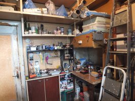 Да, пожалуй большее пространство чем в квартире это основное преимущество частного дома. А моя "мастерская" сейчас совсем в грустном состоянии, только я расчищу её от всякого хлама, маман сразу набивает новым. Руки просто опускаются уже. А ведь был неплохой уголок для различных мелких работ.