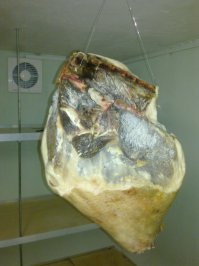 Нога свиная, куплена в г. Раков, Беларусь, 14 кг, 60 долларов за свежую, выдержка - один год. 
После того была съедена за неделю - уж больно удалась...