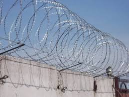 Граница украины-404 и ЕС.От остальных можно и двойным барьером(с минами).