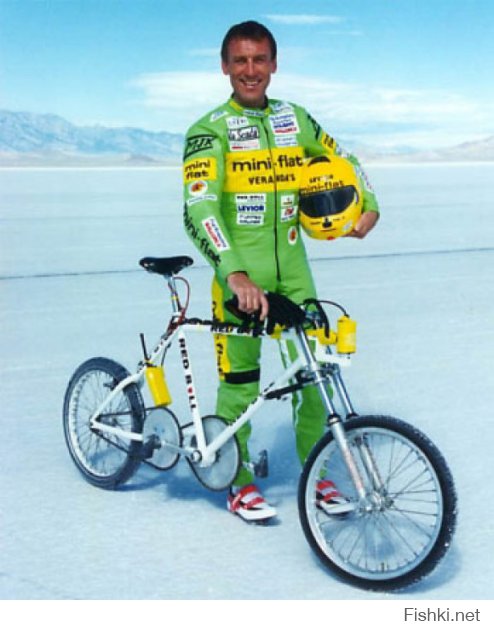 Мировой рекорд скорости на велосипеде — 268 км/ч
Установил 50 летний Fred Rompelberg из Нидерландов на Бонневильской соляной равнине (штат Юта, США) в 1995 году (идеальная плоская равнина соляных отложений: озеро либо появляется в сезон дождей, либо уже давно высохло).



Слагающих успеха два: воздушный колокол (slipstream) от идущего впереди транспортного средства и максимальное передаточное отношение. Это позволило достичь скорости в 268 км/ч. В качестве «стенки» выступили драгрейсеры, в качестве велосипеда собственная разработка с двойной системой (большая передняя звезда крутит маленькую звездочку, к которой приварена еще одна большая звезда с цепью на заднее колесо).



К слову сказать, хоть ехать в колоколе и относительно легко, но езда на таких сверхскоростях очень опасно. Если журналисты не врут, то Ромпелберг упал при предыдущем рекорде на скорости в 220 км/ч. Как результат — два с половиной десятка переломов.