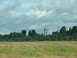 При чём здесь коммерция? За неимением личных фото глянул на яндексе - вот некоторые из фотографий: Виды храма сейчас вблизи и с трассы Новгород - Луга. На последнем фото так он выглядел в 2005. Добавлю что дорога Новгород-Луга всего 90 км. О какой коммерции вы можете говорить в таком захолустье? Могу подкинуть ещё из Кшентиц (деревенька среди болот), Вяжищь собор в старообрядческом женском монастыре), Пестово и т.д. Впрочем вам этого не понять если у вас одна религия - деньги, а ваш смысл жизни где бы их урвать, не важно каким способом.