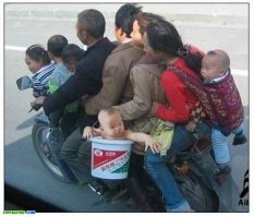 Люди, которые уверены, что на мотоцикле можно перевозить всё что угодно