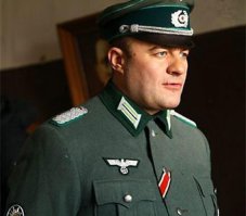 Это тот пореченков, который в каске с надписью "Пресса" стрелял в другом государстве по военным, а потом говорил что это постановка?