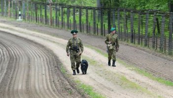 с медведем патрулирует?)))