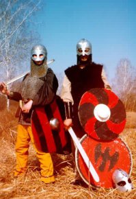 Хм... не эволюционировали... вот, я в далеком 1998. Даже тогда - немного серьезней, чем у них сейчас (хотя - бахтерец, очень неплох у парня)