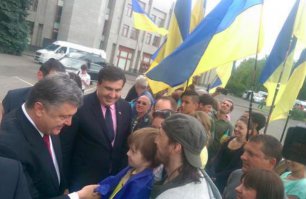 А вот уже Порош. Присматривается.