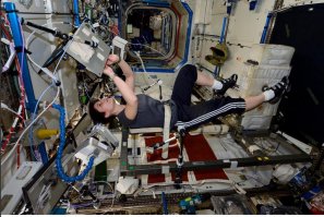 Космонавт крутит педали на скорости 8 км/с