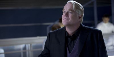 Филип Сеймур Хоффман 
Фильмы: «Голодные игры: Сойка-пересмешница. Часть II» (2015)
Филип Сеймур Хоффман погиб за неделю до завершения съемок в финальной части «Голодных игр». Учитывая, что его персонажу в картине было отведено одно из ключевых мест, Lionsgate планировали воссоздавать актера с помощью графики. Будет ли это сделано, пока не ясно, поскольку режиссер Фрэнсис Лоуренс обещал внести изменения в сценарий, чтобы избежать необходимости «фальшивой» (по его словам) цифровой реконструкции Хоффмана. Как уж там поступят в итоге – узнаем в этом ноябре.