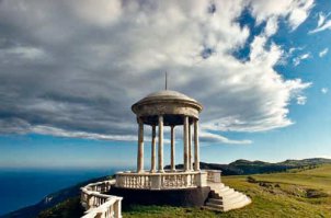 Когда же, кем и для кого была построена Беседка Ветров? Ответить на этот вопрос трудно также как сказать имя автора проекта и архитектора. Строилась Беседка Ветров усилиями и силами Крымского природного заповедника.