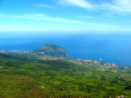 Из «Беседки ветров» открывается изумительный по красоте вид на Аю-Даг, Гурзуф, Партенит, южный склон гор. И, конечно же, на Черное море. В ясную погоду море отсюда просматривается примерно на 150 километров (почти что до середины).