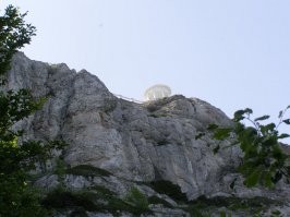 Рядом с Беседкой Ветров — пещера-трещина. Спуск простой, без страховки (но верёвку с собой обязательно захватите, фонарь тоже). Рюкзаки лучше спрятать на одной из «ступеней» спуска. После тридцатиградусной жары приятно мгновенно попасть в зиму — внизу всегда снег, изо рта идёт пар. Посмотрите вверх, — небо из выгоревше-белёсого превратилось в тёмно-ультрамариновое.