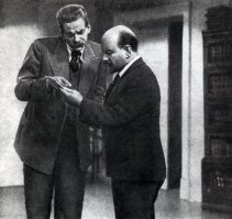 Почему то вспомнился анекдот
Ленин быстро идет по Смольному, держась за живот. Навстречу - Горький.
- Владимир Ильич! Я вот, роман "Мать" написал!
Ильич выхватывает книгу, вырывает страницу и заходит в туалет:
- Очень, очень своевременная книга, товагищ Горький!