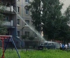 И последнее. Такой напор,да с третьего этажа,я думаю, можно только при помощи помпы (керхер :) ) получить. Включил так машинку полить- и на полчаса во всём доме воды нет-у соседей воду втягивает обратно в краны !:)