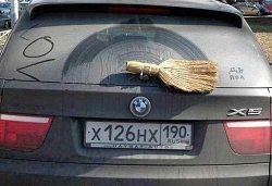 Думаю это просто шутка.:) Потому что поводок и 1 щётка не целое состояние стоят... сложнее будет найти такой обрубленный веник.:)