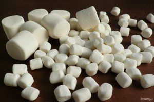 на фото же нарисованно. типа зефирок только без яиц( из кукурузного сиропа и сахара)