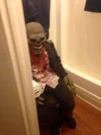 Парень лечит запоры;)