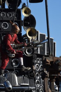 Жизнь пустынного гитариста на дорогах ярости  