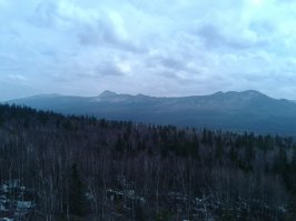 это вы еще до Таганая не дошли. Вот вид на него (на Таганай) с черной скалы. От Зюраткуля километров 70 всего.