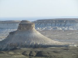Плато Устюрт расположено в Республике Казахстан. И лететь к пиндосам не надо:)