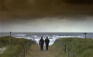 — Стоишь на берегу и чувствуешь соленый запах ветра, что веет с моря. И веришь, что свободен ты, и жизнь лишь началась. И губы жжет подруги поцелуй, пропитанный слезой…
— Я не был на море…
— Ладно, не заливай! Ни разу не был на море?
— Не довелось. Не был.
— Уже постучались на небеса, накачались текилой, буквально проводили себя в последний путь… А ты на море-то не побывал…
— Не успел. Не вышло.
— Не знал, что на небесах никуда без этого? Пойми, на небесах только и говорят, что о море. Как оно бесконечно прекрасно… О закате, который они видели… О том, как солнце, погружаясь в волны, стало алым как кровь. И почувствовали, что море впитало энергию светила в себя, и солнце было укрощено, и огонь уже догорал в глубине. А ты?.. Что ты им скажешь? Ведь ты ни разу не был на море. Там наверху тебя окрестят лохом…