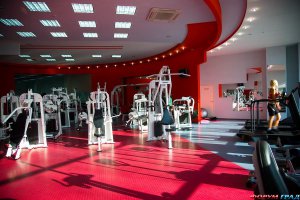 Как дурак буду ходить по клубу с фотиком? Набрал в поиске картинок название клуба, узнал знакомый интерьер и вуаля 
Хотел бы соврать разместил бы: