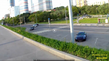 Крутая машина внизу