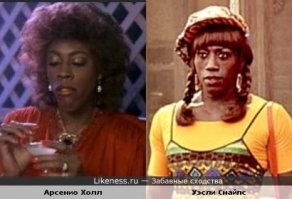 В "Поездке в Америку" Арсенио Холл с Эдди Мерфи сыграли по три роли каждый. У первого необчным было травести женщины в баре, у второго - роль белокожего старикана (когда увидел в титрах опупел!).