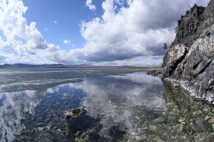 Пока отдыхающие не взбаломутили воду 5 рублевую монету можно рассмотреть на глубине до 5 метров.