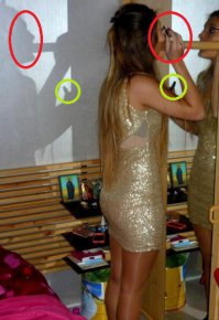 А разве фотография девушки около зеркала не фотошоп? Рука у нее около лица, а в отражении нет.