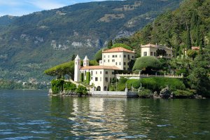 Вилла Балбьяннело на озере Комо.  В её стенах снимались такие фильмы, как “Звёздные войны” и “Казино Рояль”.