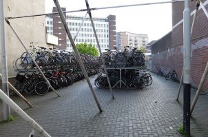 Справа велосипедные "Я паркуюсь как _удак!":)