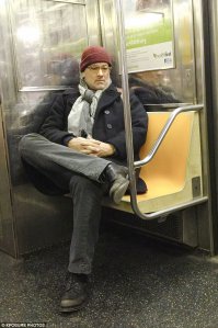 Тома Хэнкса там тоже подловили на раскоряке