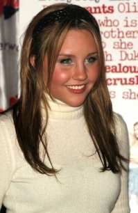 1.Аманда Байнс к/ф "Она - мужчина" 
2.Хилари Суонк. к/ф "Парни не плачут" (между прочим за роль наградили "Оскаром")