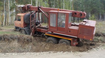 Стою в пробке, впереди автобус, потихоньку вроде двинулись и вдруг между нами залезая прямо под ПАЗик втыкается телка на Хонде Фит, тут пробка встает, ПАЗ тормозит, а телка нет, так как по видимому не видит стопов ПАЗика. Ну и я в завершение ей свой бампер на крышу кладу.
В результате телка виновата - все на регистраторе.