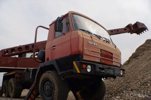 Стою в пробке, впереди автобус, потихоньку вроде двинулись и вдруг между нами залезая прямо под ПАЗик втыкается телка на Хонде Фит, тут пробка встает, ПАЗ тормозит, а телка нет, так как по видимому не видит стопов ПАЗика. Ну и я в завершение ей свой бампер на крышу кладу.
В результате телка виновата - все на регистраторе.