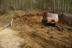 Стою в пробке, впереди автобус, потихоньку вроде двинулись и вдруг между нами залезая прямо под ПАЗик втыкается телка на Хонде Фит, тут пробка встает, ПАЗ тормозит, а телка нет, так как по видимому не видит стопов ПАЗика. Ну и я в завершение ей свой бампер на крышу кладу.
В результате телка виновата - все на регистраторе.