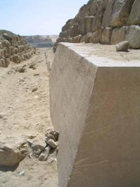 примитивно и однобоко. никто ведь не говорит, что египтяне не строили пирамиды, не тесали блоки, не делали растворы и не маялись прочей примитивной фигней. речь идет о том, что они местами поналепливали своего глиняно-известнякового творчества поверх того, что им не принадлежало. 
   на стелле Хуфу, СПЕЦИАЛЬНО ДЛЯ ПОТОМКОВ!!! написано: "... он нашел дом Исиды, хозяйки пирамид..." и "...перестроил этот каменный храм, что он нашел в руинах..."
   вот пару фоток доля сравнения кладки