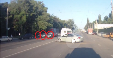 А если глазки разуть, явно видно что 3 ряда заняты, мудак на фольксвагене ехал по разделительной полосе, он и виновен, а кто напишет что скорая не убедилась, тот мудень лесной:) Ибо скорая убедилась что 3 ряда пропускают, а там всего три. Если бы скорая переезжала через разделительную в виде газона с поребриками и на этой полосе в нее влетел дибил, тоже не убедилась?