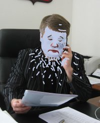 Толку-то портреты мэра закрашивать! Надо самого мэра покрасить. Где-то "властителей" зеленкой мажут, и ничего (ну вы знаете где). В Рязани художники есть? Хотя бы портрет ему подарите с рожей, вымазанной краской.