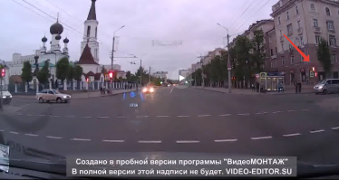 Ну вообще-то не на зеленый. Вот тут еще зеленый не горит, а машина уже во всю едет.
Нет, проскакун мудак, но и этот с ранним стартом поторопился.