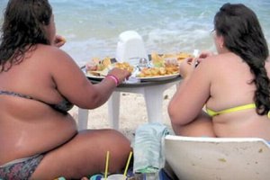 Жующие Карабасы-Жиробасы в реале  на пляже.